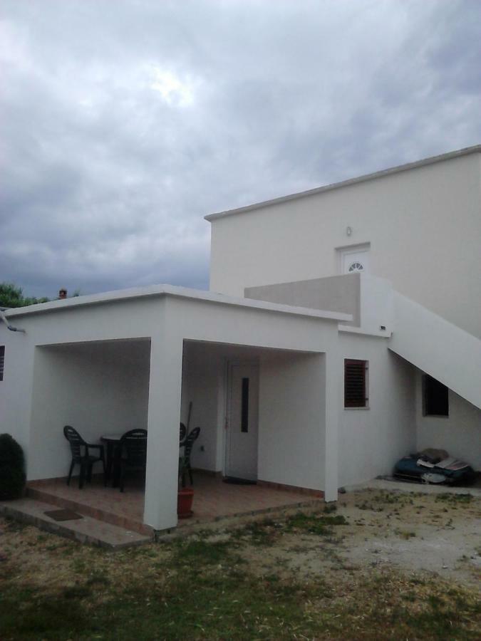 Apartmani Emily Nin Exterior photo